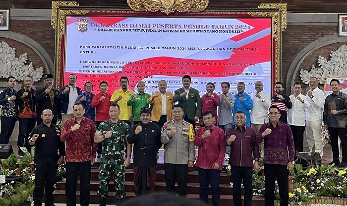 Foto-bersama-penyelenggara-Pemilu-peserta-Pemilu-dan-unsur-pengamanan-usai-deklarasi-Pemilu.jpg