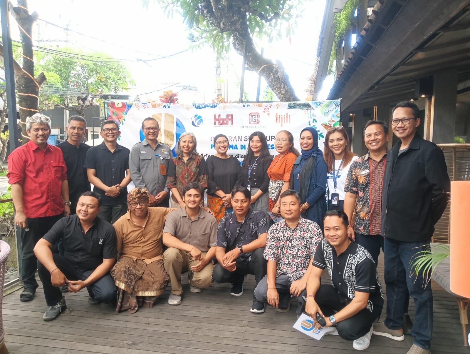 Foto bersama usai pembukaan Pameran Seni Visual bertajuk UTOPIA 2025 yang akan berlangsung hingga 15 Desember mendatang di Hotel Tijili Seminyak