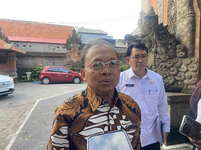 GELAR-PERTEMUAN-Gubernur-Bali-I-Wayan-Koster-memberikan-keterangan-ke-awak-media.jpg