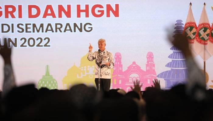 Ganjar-Pranowo-saat-memberikan-sambutan-di-acara-HUT-PGRI-ke-77.jpg