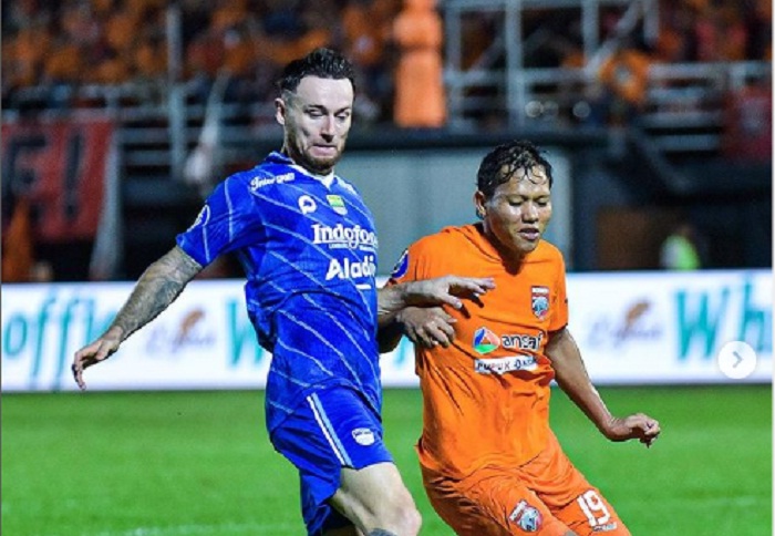 Gelandang-Marc-Klok-kiri-ditempel-ketat-Adam-Alis-di-laga-Borneo-FC-vs-Persib-dilanjutan-Liga-1.jpg