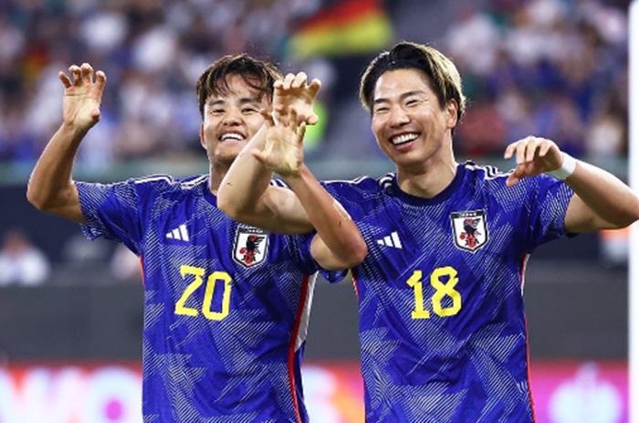 bali/Gelandang-Timnas-Jepang-Takefusa-Kubo-kiri-melakukan-selebrasi-bersama-rekannya.jpg