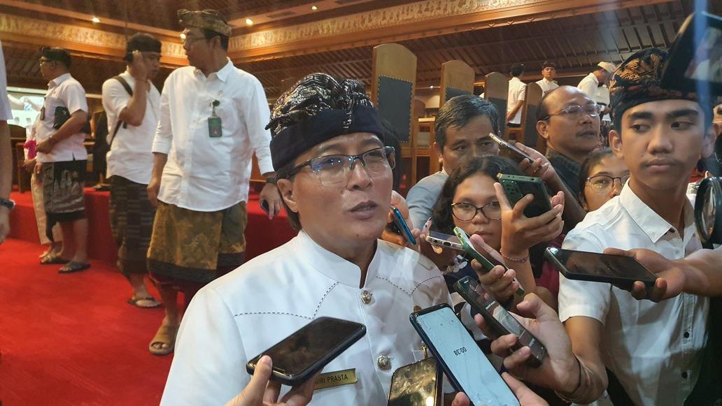 Giri-Prasta-Buka-Suara-Soal-ASN-Yang-Ditangkap-Kejari-Karena-Jadi-Calo-Pegawai.jpg