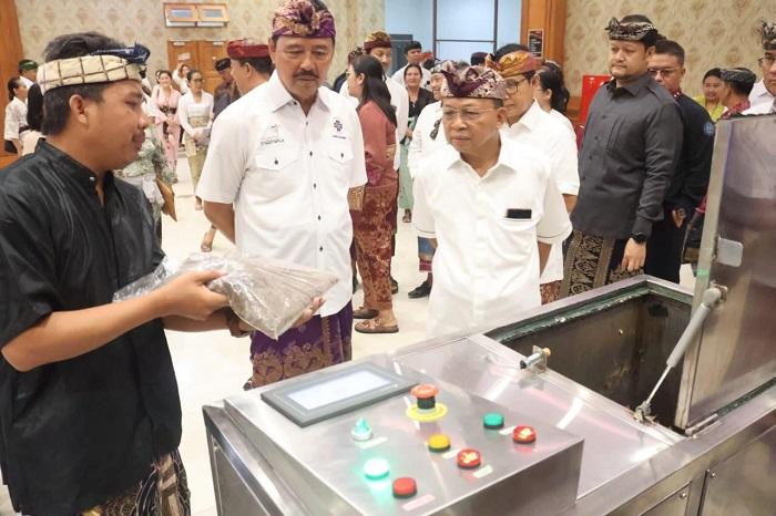 Gubernur-Bali-Wayan-Koster-menghadiri-sekaligus-memberikan-arahan.jpg