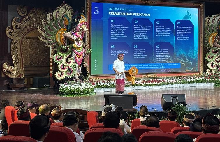 Gubernur-Bali-Wayan-Koster-saat-memberikan-pengarahan-kepada-seluruh-jajaran-pejabat.jpg