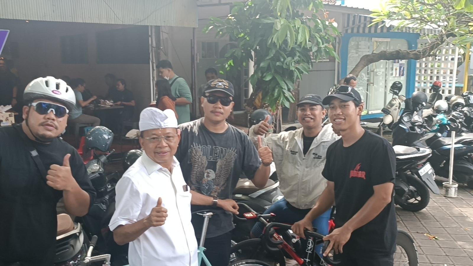 Gubernur-Bali-Wayan-Koster-saat-meninjau-traktiran-kopi-gratis-di-Denpasar-saat-Tumpek-Krulut.jpg