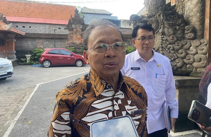 Gubernur-Bali-Wayan-Koster-setelah-melakukan-pertemuan-dengan-Komisi-VII-DPR-RI-226.jpg