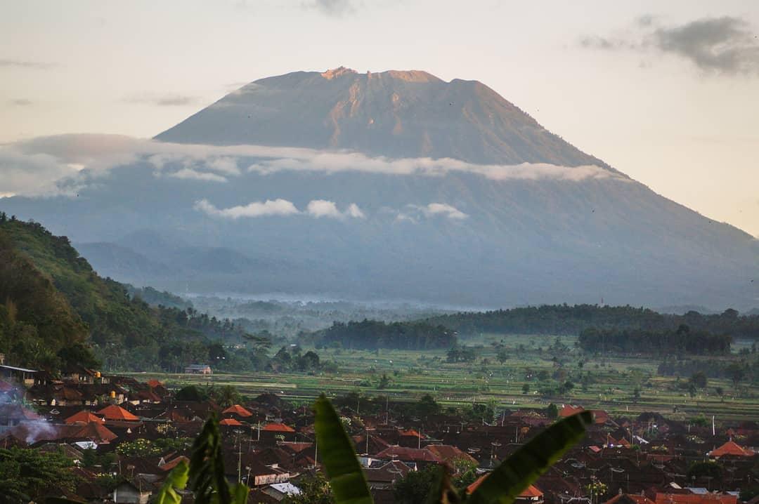 Gunung-Agung-Puncak-Pujawali-di-Pura-Pasar-Agung-Bali-Pendakian-ke-Gunung-Agung.jpg