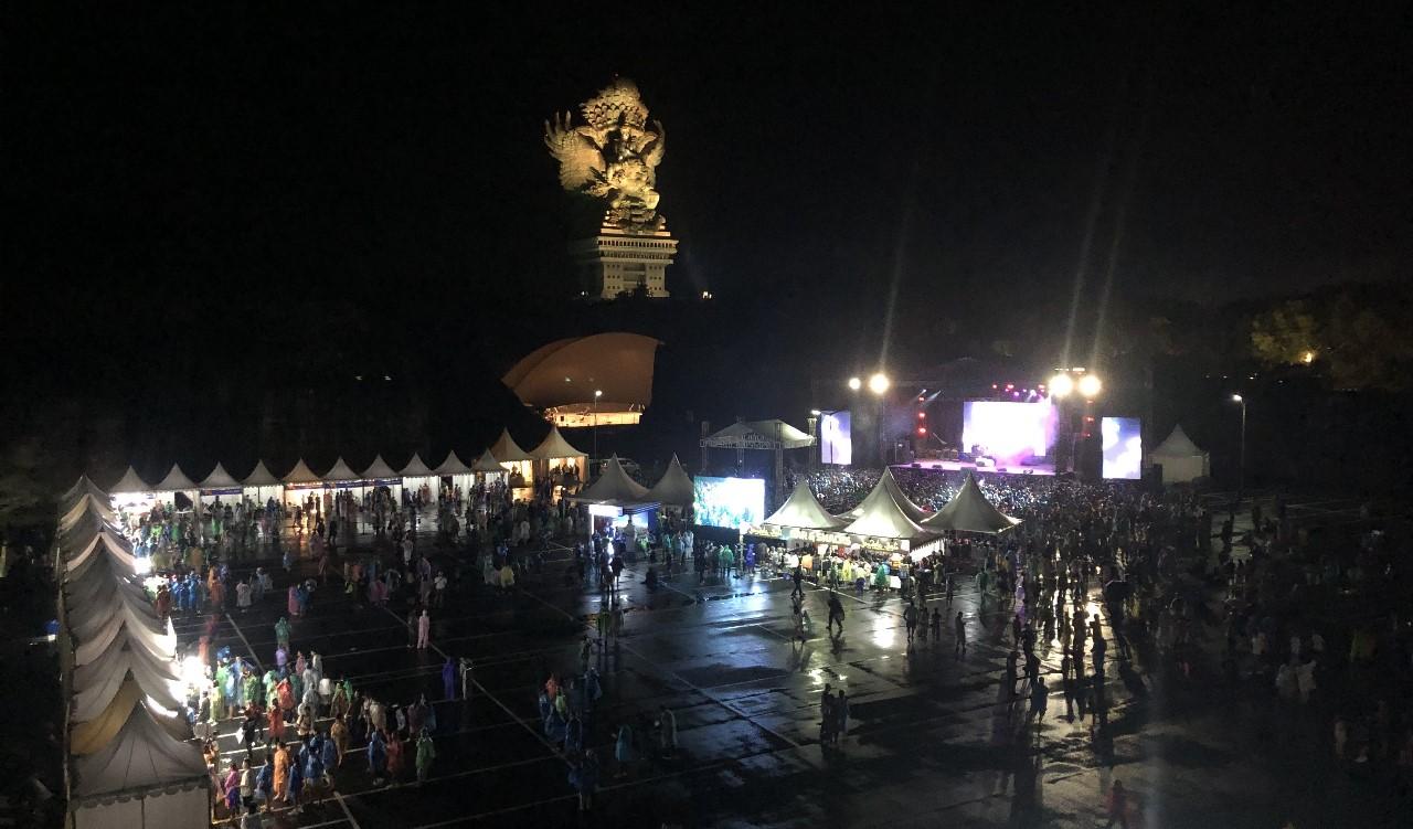 Guyuran-Hujan-Tidak-Surutkan-Antusias-Pengunjung-GWK-Bali-Countdown-2025.jpg