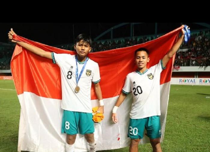 Habil-Akbar-kanan-berpose-bersama-rekannya-di-Timnas-Indonesia-U17-sembari-memegang-bendera.jpg