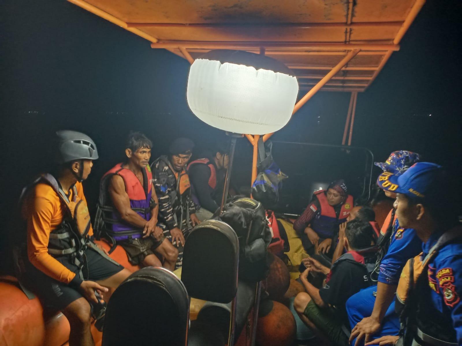 Hilang-Keseimbangan-Jukung-Berisi-Enam-Pemancing-Terbalik-di-Laut-Sanggalangit-Buleleng-Bali.jpg