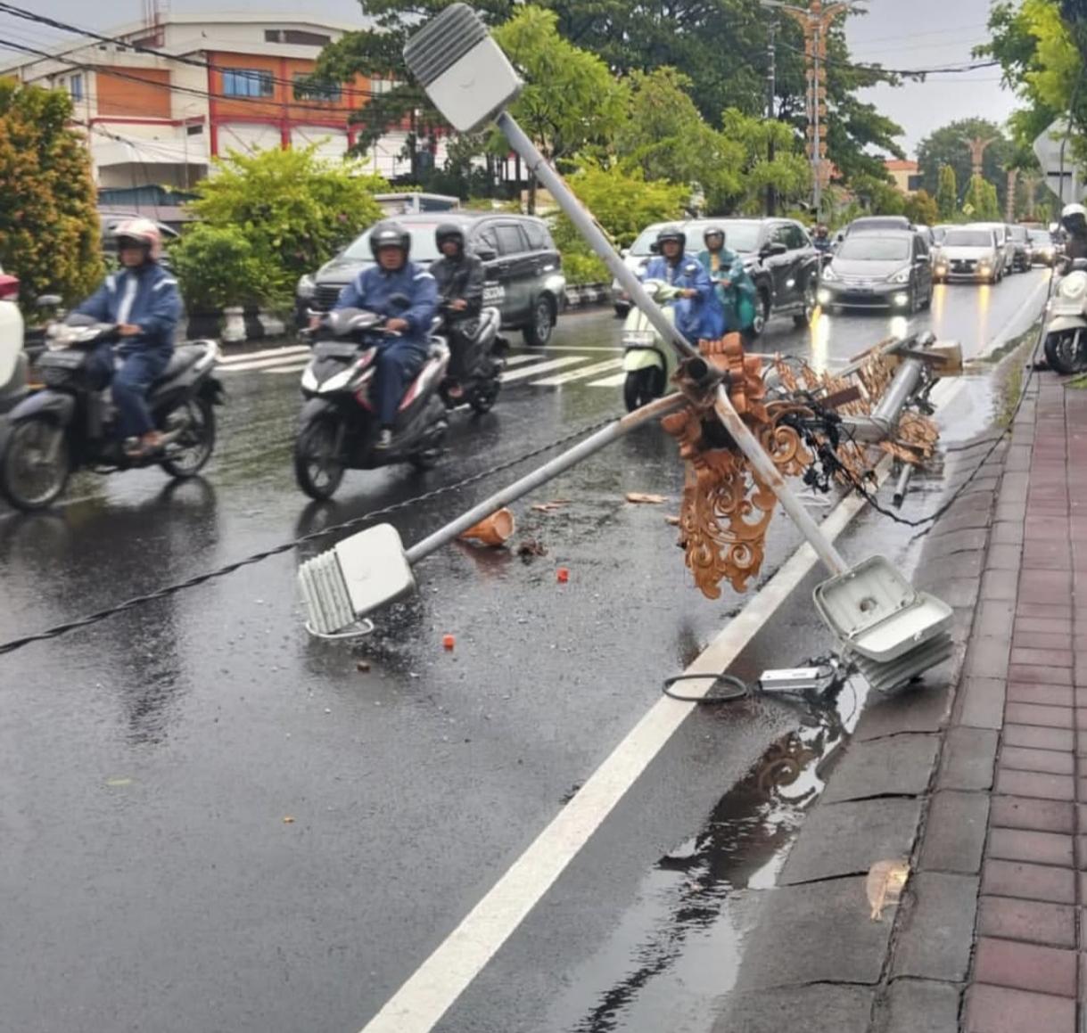 Hujan-dan-Angin-Kencang-Tiang-Lampu-Penerangan-Jalan-Tumbang.jpg