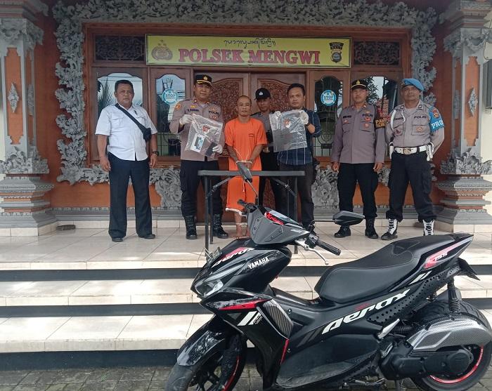 I-Gede-Sugiarta-41-dan-barang-bukti-di-Polsek-Mengwi.jpg