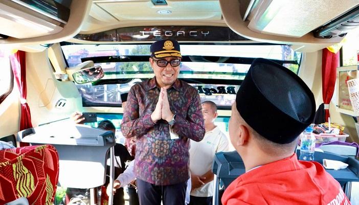 I-Kadek-Agus-Arya-Wibawa-melepas-secara-resmi-rombongan-calon-Jamaah-Haji1.jpg
