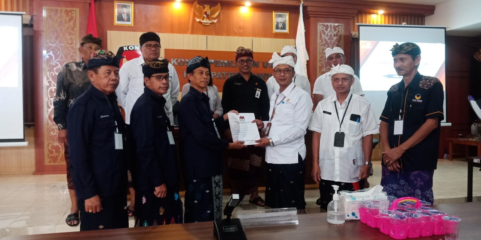 I-Ketut-Guna-saat-menyerahkan-daftar-bakal-calon-legislatif-ke-KPU-Bangli-Kamis-1152023.jpg