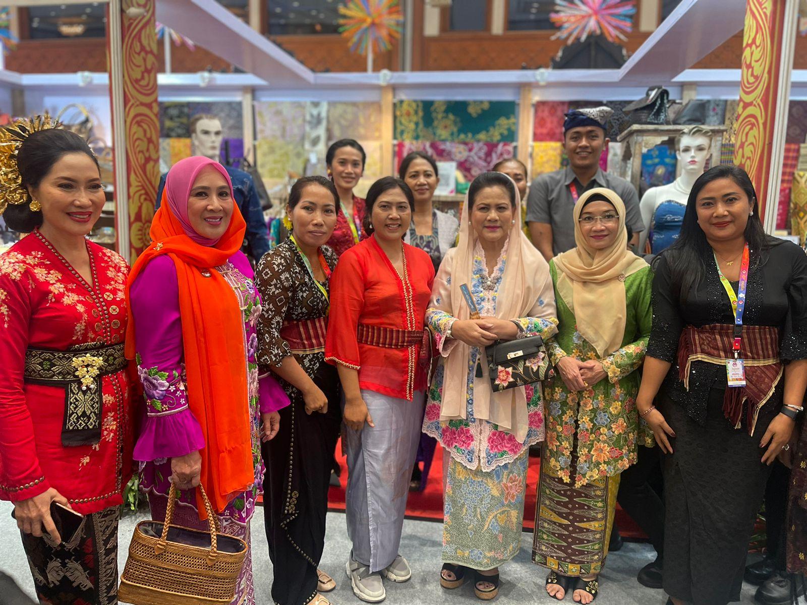 Ibu-Negara-RI-Iriana-Joko-Widodo-dan-Wury-Maruf-Amin-mengunjungi-sejumlah-stan-pameran.jpg