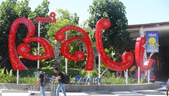 Ikon-signage-Bali-yang-berada-di-area-publik-terminal-domestik-Bandara-I-Gusti-Ngurah-Rai.jpg