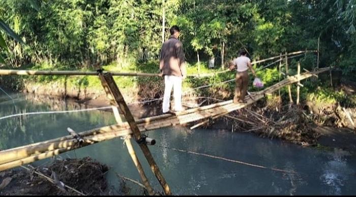 JEMBATAN-BAMBU-Warga-menyeberang-jembatan-bambu-darurat.jpg