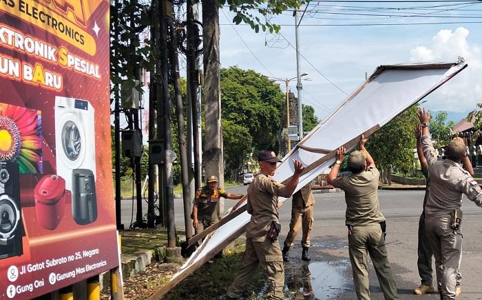 Jajaran-Satpol-PP-Jembrana-bredel-baliho-dan-pamflet-kedaluwarsa-25.jpg