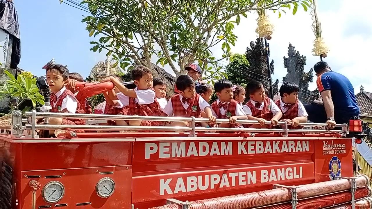 Jalan-jalan-anak-anak-TK-Negeri-Pertiwi-Bangli-saat-diajak-jalan-jalan-mengendarai-mobil-damkar.jpg