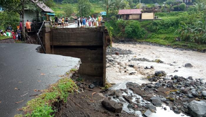 Jalan Ujung Jembatan Tangkup Menuju Klungkung Tergerus, Pejalan Kaki dan Kendaraan Tak Bisa Melintas