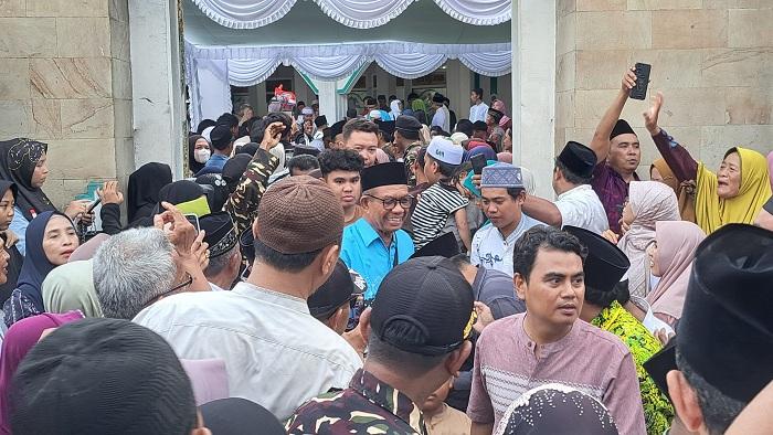 Jamaah-haji-Buleleng-saat-berangkat-menuju-embarkasi-Surabaya-Jamaah-v-ed.jpg