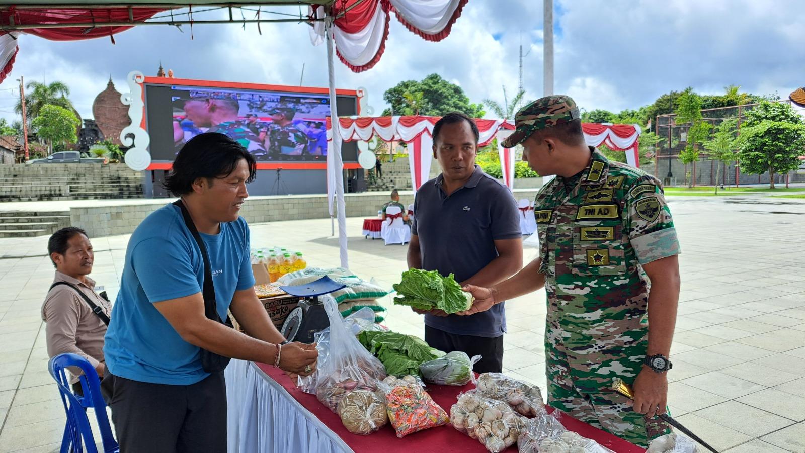 Jelang-Lebaran-TNI-Gelar-Bazar-Murah-di-Alun-alun-Bangli.jpg