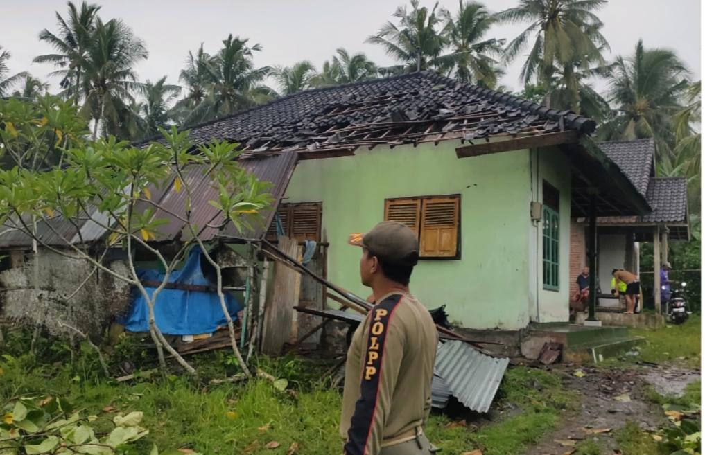 Jembrana-Bali-Diterjang-Angin-Puting-Beliung-Atap-Rumah-Warga-Hingga-Balai-Banjar-Rusak.jpg