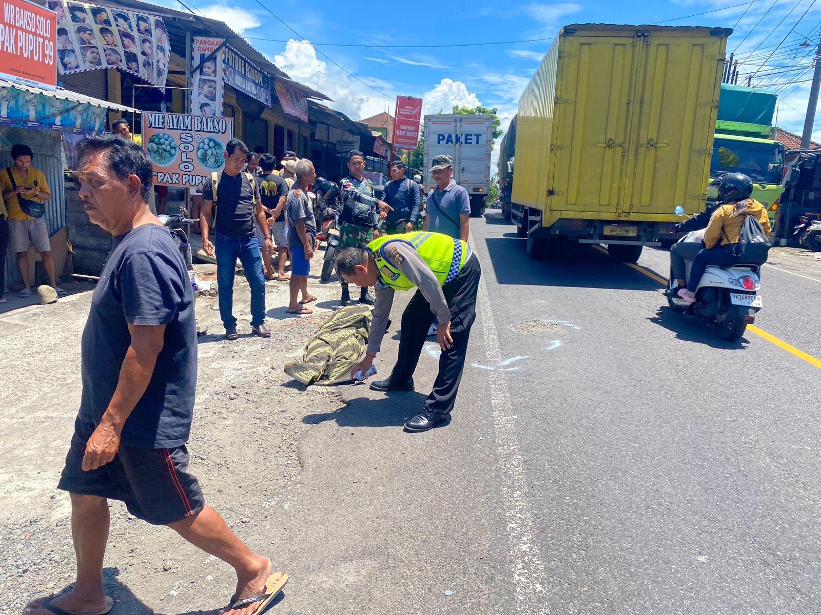 Jenazah-korban-yang-mengalami-kecelakaan-lalu-lintas-di-Selemadeg-Timur-Tabanan-diselimuti-kain.jpg
