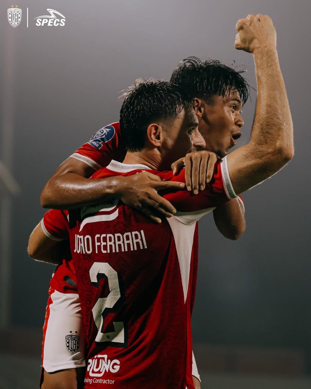 Joao-Ferrari-melakukan-selebrasi-bersama-rekannya-usai-cetak-go-ke-gawang-Malut-United.jpg