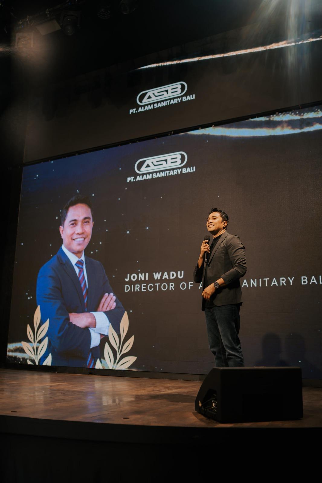 Joni Wadu selaku Owner Alam Sanitary Bali saat memberikan kata sambutan pada Gala Dinner ASB