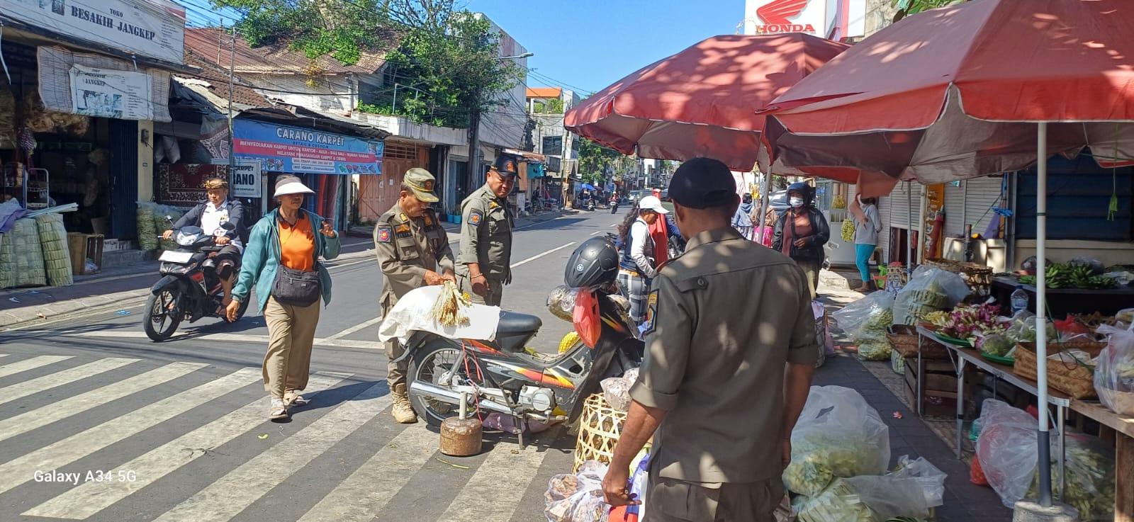Jualan di Trotoar, Pedagang Tumpah di Jalan Kartini Denpasar Bali Ditertibkan Satpol PP - Tribun-bali.com