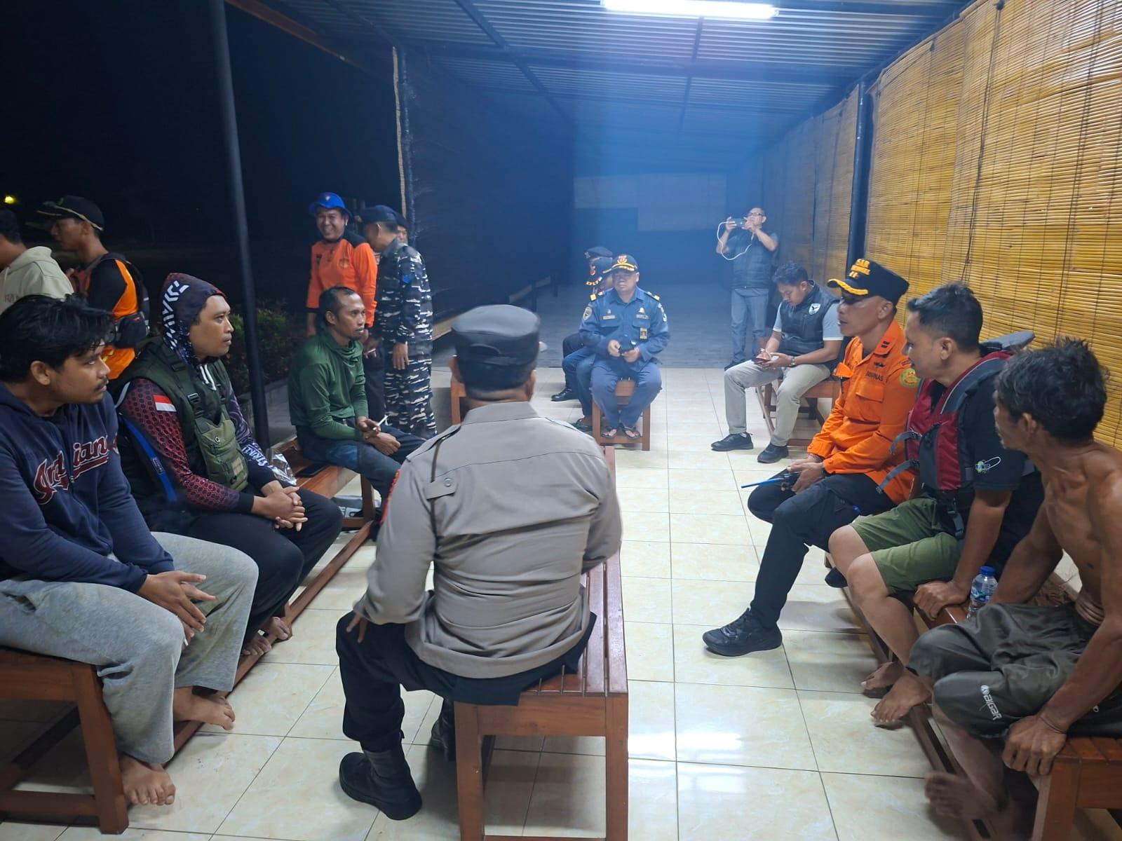 Jukung-Terbalik-Saat-Memancing-Malam-di-Sanggalangit-Bali-Hamdan-Minta-Bantuan-via-WhatsApp.jpg
