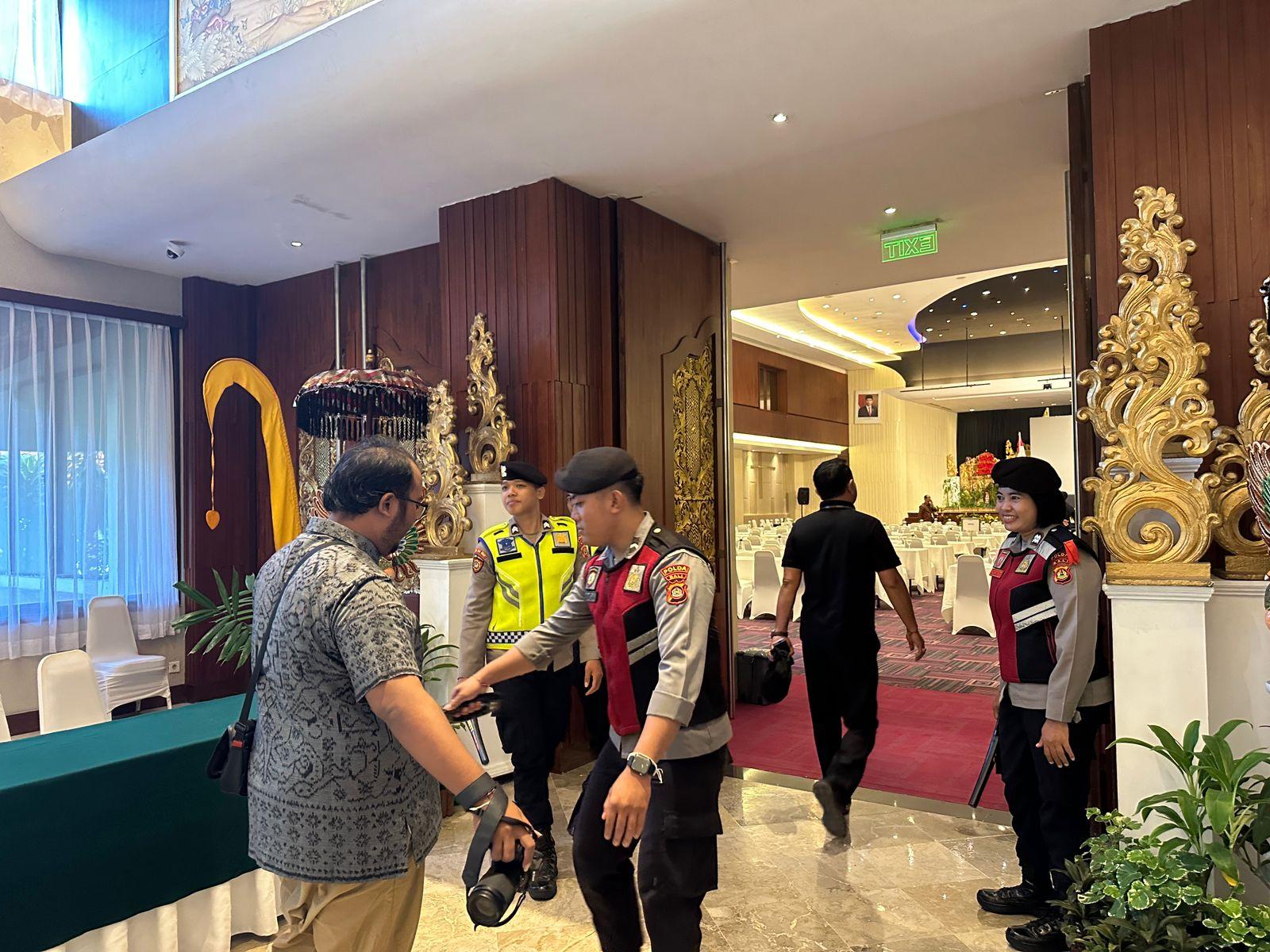 KPU-Bali-Sidang-Pleno-Rekapitulasi-Suara-Pemilu-2024-Venue-Dijaga-Ketat-Aparat-Polisi.jpg