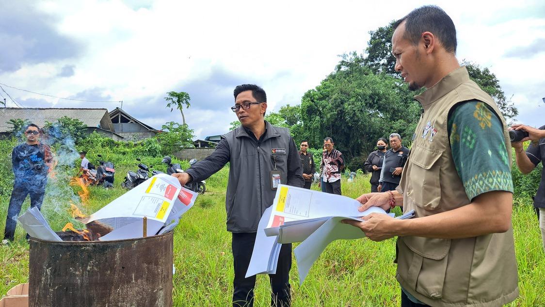 KPU-Bawaslu-dan-Polres-Bangli-saat-memusnahkan-surat-suara-rusak-dengan-cara-dibakar.jpg