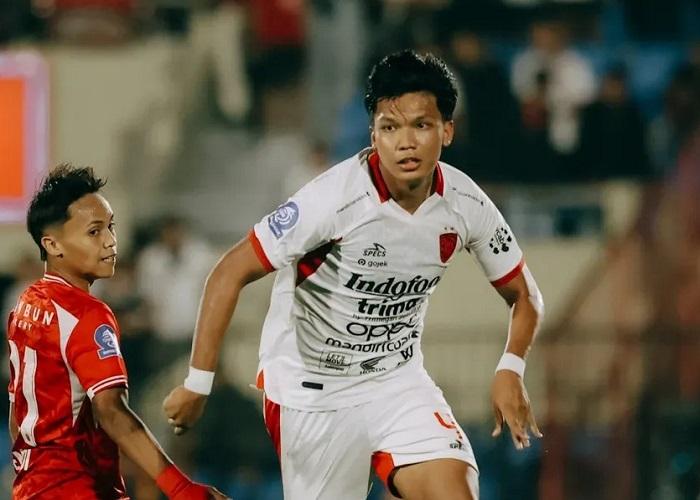 KUASAI-BOLA-Bek-muda-Bali-United-Kadek-Arel-Priyatna-berusaha-menguasai-bola.jpg