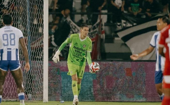 KUASAI-BOLA-Penjaga-gawang-Mike-Hauptmeijer-saat-membela-Bali-United.jpg