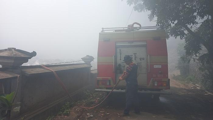 Kabut Asap Kebakaran TPA Sente Makin Pekat, Kalak BPBD Klungkung: Tim Kami sampai Tidak Kuat