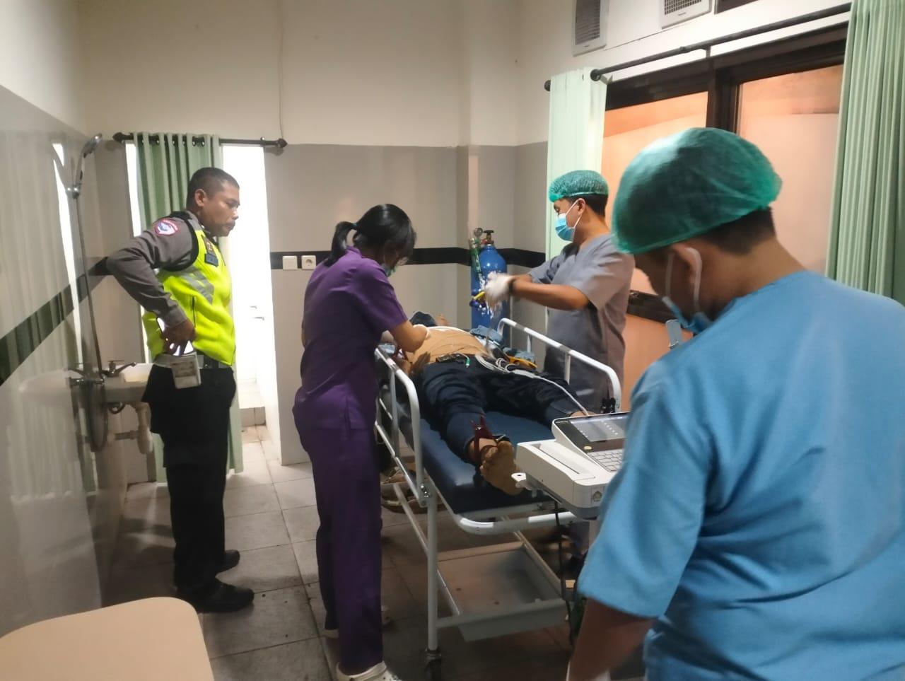 Kadek-Alan-saat-menjalani-perawatan-dari-tim-medis-RSUD-Buleleng.jpg