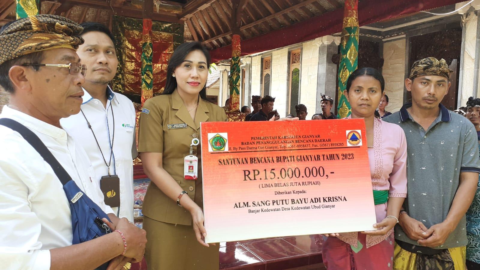 Kadisnaker-Gianyar-Dayu-Surya-saat-memberikan-santunan-pada-keluarga-korban-lift-maut.jpg