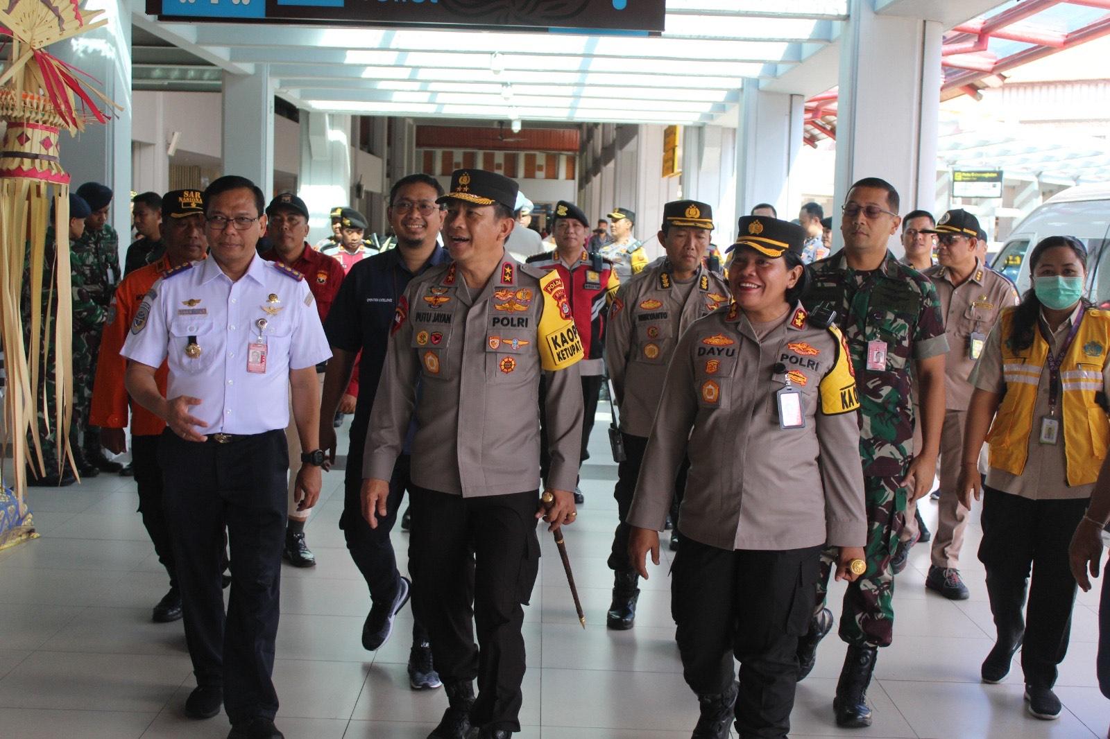 Kapolda-Bali-Tinjau-Posko-Terpadu-Angkutan-Udara-Lebaran-2023-Bandara-Ngurah-Rai.jpg
