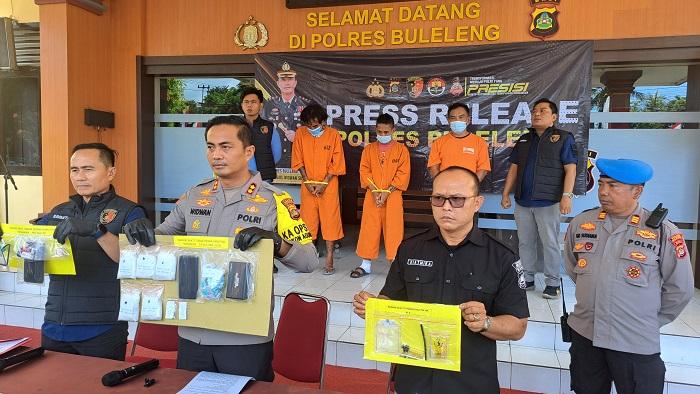 Kapolres-Buleleng-AKBP-Ida-Bagus-Widwan-Sutadi-menunjukkan-barang-bukti-narkoba.jpg