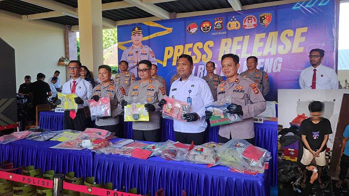 Kapolres-Buleleng-AKBP-Ruzi-Gusman-saat-mengungkapkan-kasus-peredaran-narkoba12.jpg