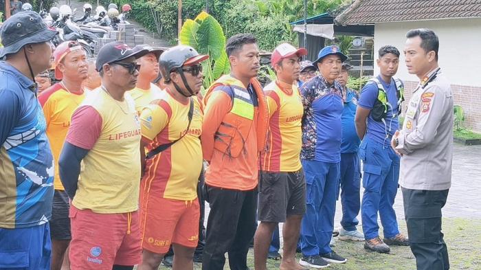 Kapolres-Gianyar-AKBP-Chandra-C-Kesuma-turun-memberikan-arahan-dalam-pencarian-warga-78.jpg