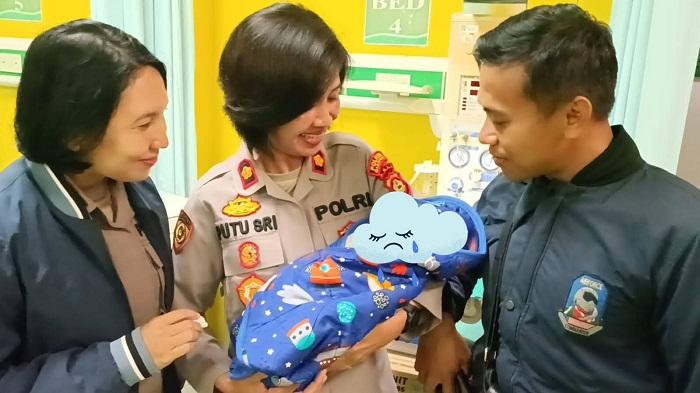Kapolsek-Blahbatuh-Kompol-Luh-Putu-Sri-Sumartini-menggendong-bayi-56.jpg