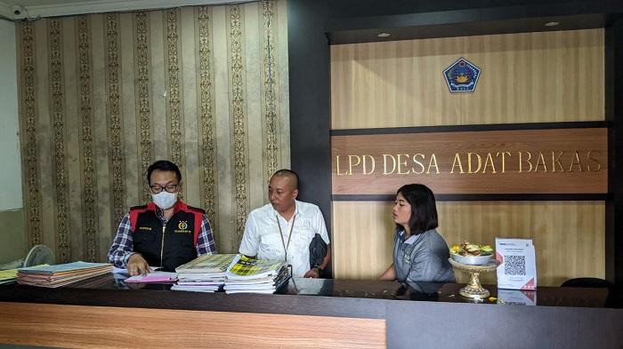 Kasi-Pidsus-Kejari-Klungkung-Putu-Kekeran-saat-menggeledah-LPD-Bakas.jpg