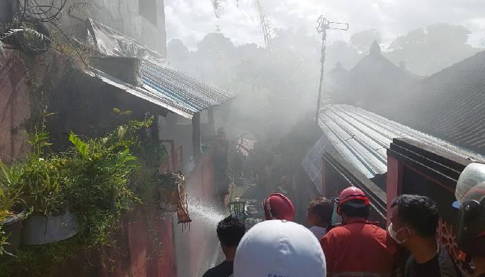 Kebakaran-bangunan-dapur-milik-I-Nengah-Suita-56-seorang-warga-di-Banjar-Lebah.jpg