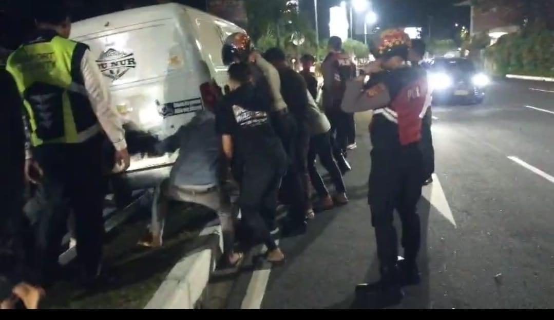 Kecelakaan, Mobil Tersangkut di Median Jalan Keluar Bandara Ngurah Rai Bali, Warga Bantu Evakuasi