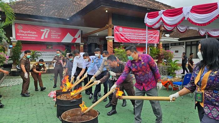 Kejari Klungkung Musnahkan Ratusan Kilogram Beras hingga Kepala Penyu Hijau Hasil Kriminalitas