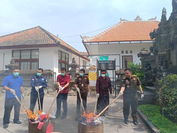 Kejari-Gianyar-bersama-instansi-terkait-musnahkan-barang-bukti-kejahatan.jpg